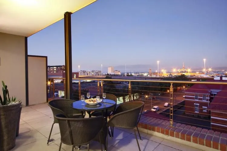 The Rockwell 319, De Waterkant