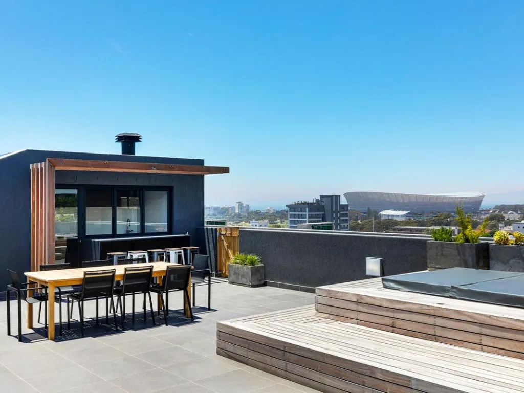 Penthouse on S, Three Anchor Bay