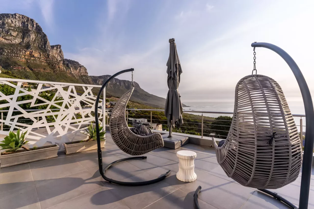 Ocean and Mountain Villa, Bakoven