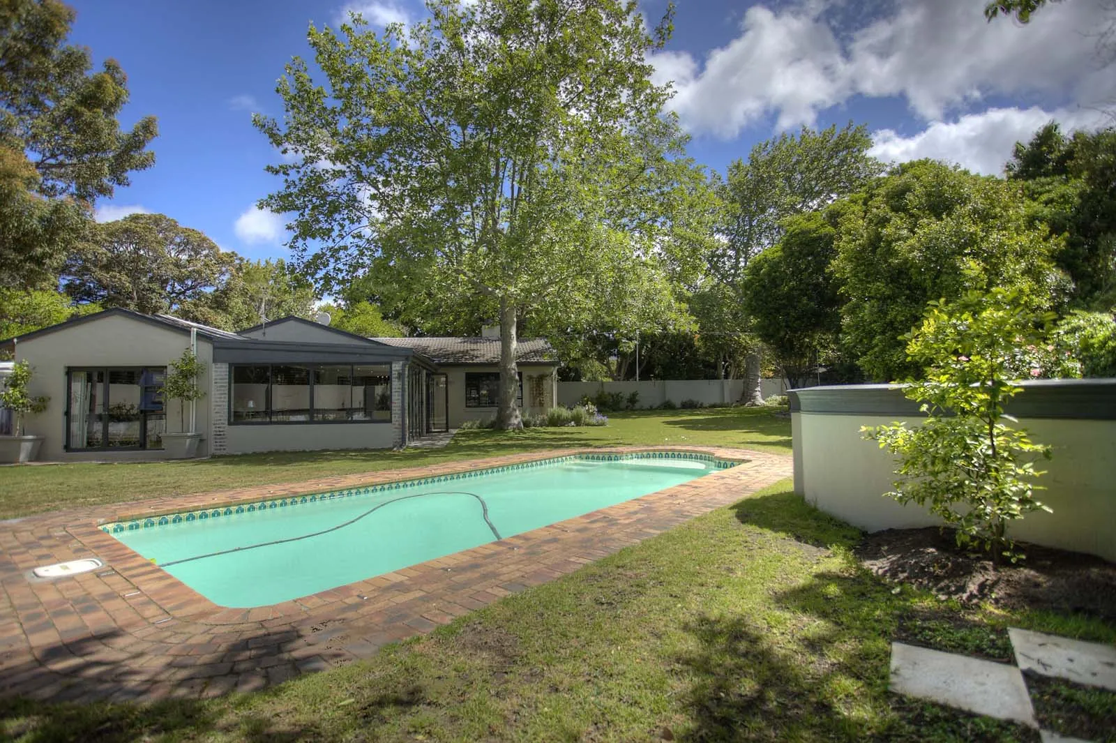 Villa Robertson, Deurdrif