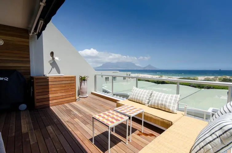 Dolphin Beach Apartment, Table View