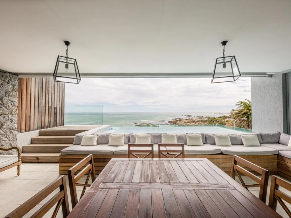 Caliche, Camps Bay