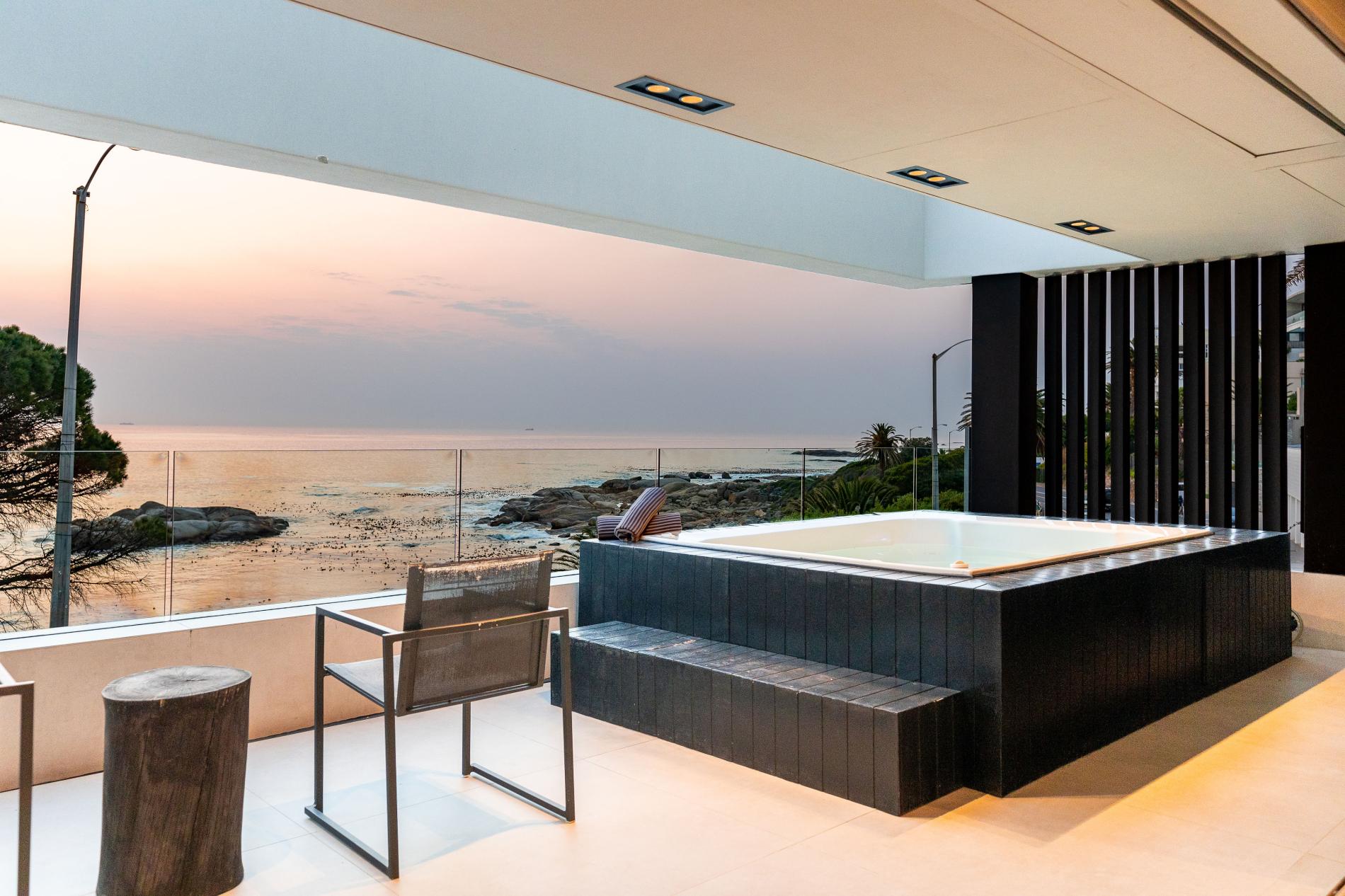 Amashe, Camps Bay