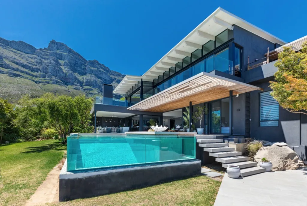 Villa Sapphire, Bakoven